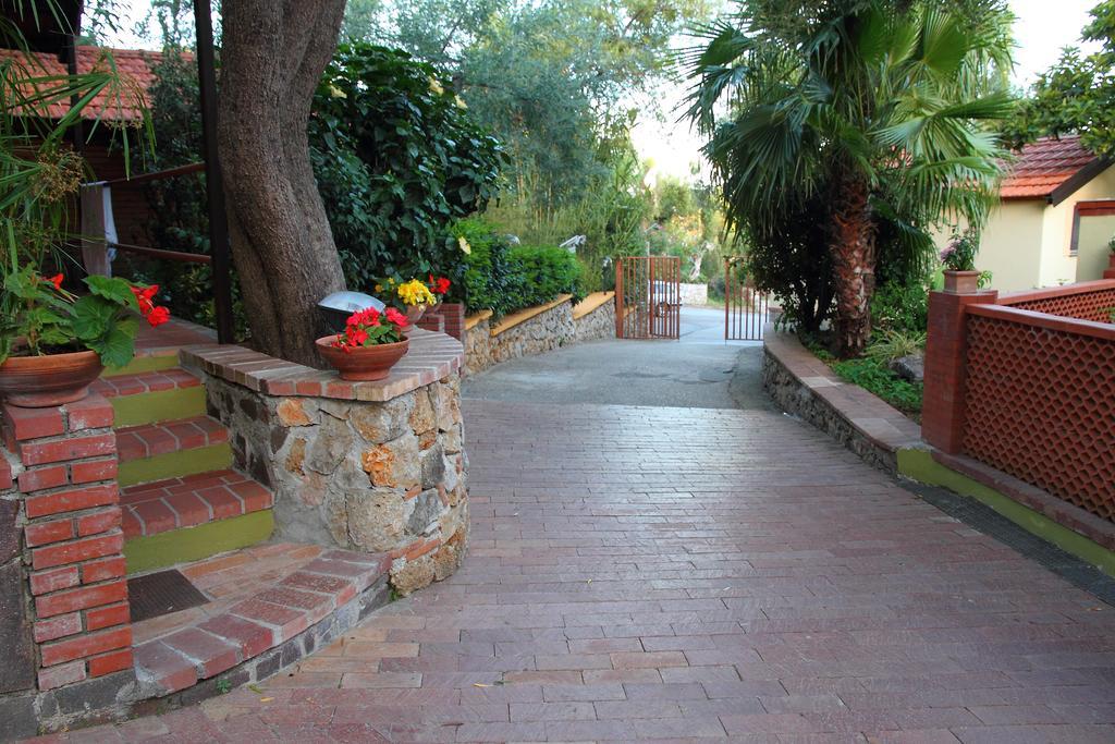 Cala Blanca Villaggio Alberghiero مارينا دي كاميروتا المظهر الخارجي الصورة