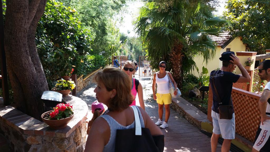 Cala Blanca Villaggio Alberghiero مارينا دي كاميروتا المظهر الخارجي الصورة