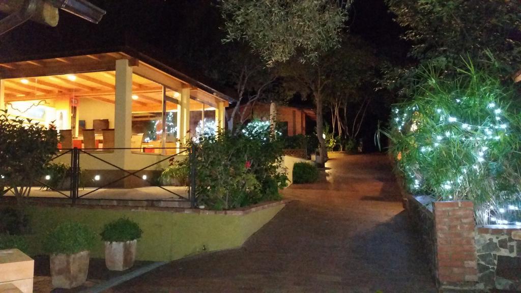 Cala Blanca Villaggio Alberghiero مارينا دي كاميروتا المظهر الخارجي الصورة