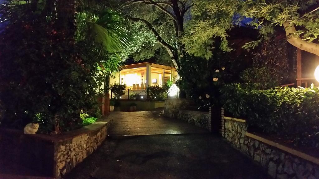 Cala Blanca Villaggio Alberghiero مارينا دي كاميروتا المظهر الخارجي الصورة