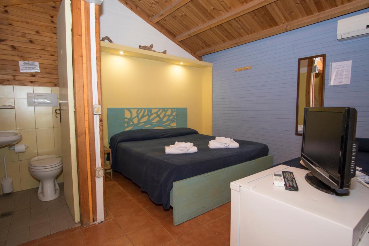 Cala Blanca Villaggio Alberghiero مارينا دي كاميروتا المظهر الخارجي الصورة