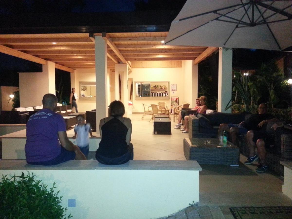 Cala Blanca Villaggio Alberghiero مارينا دي كاميروتا المظهر الخارجي الصورة